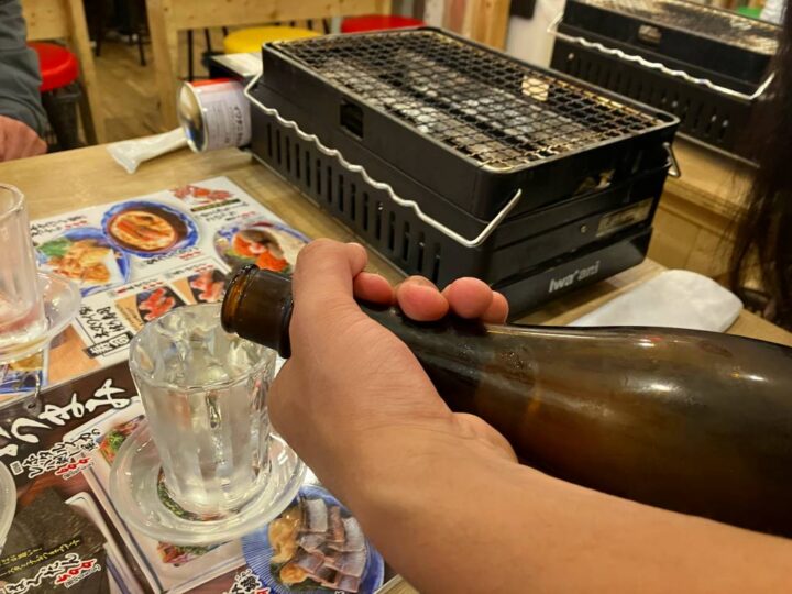 日本酒をグラスになみなみ注ぐ瞬間