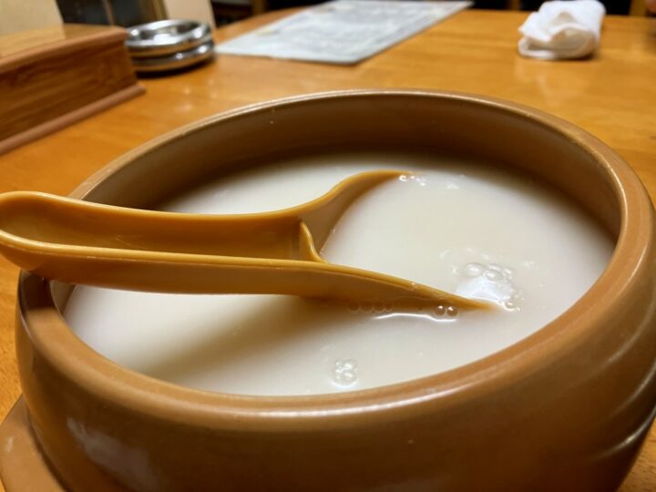 ピョジュバクに入った白濁マッコリ