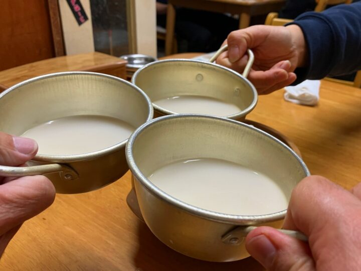アルミ椀に注いだマッコリで乾杯