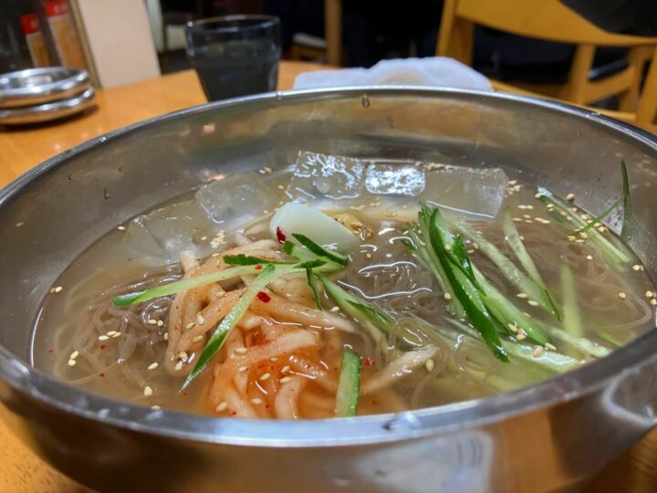 氷が浮かぶスープの韓国冷麺