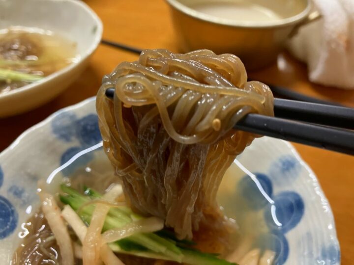箸で持ち上げた弾力ある冷麺