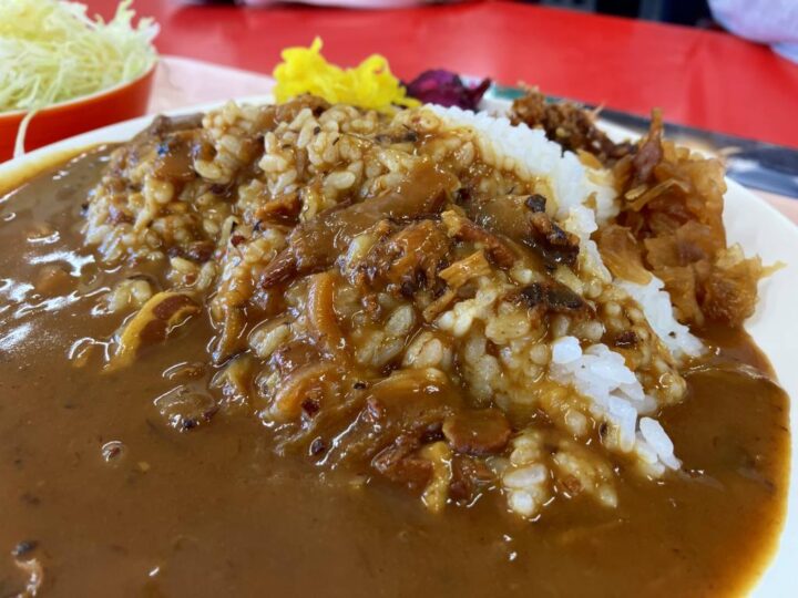 大皿にたっぷり盛られた昔ながらのカレーライス全体像