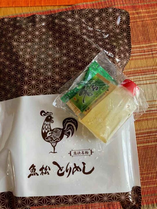 魚松とりめしの包装とだし汁セット