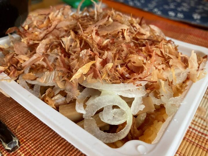 魚松とりめしに新玉ねぎスライスとかつお節