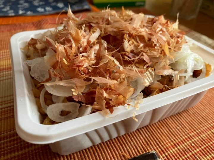 魚松とりめしに新玉ねぎスライスとかつお節