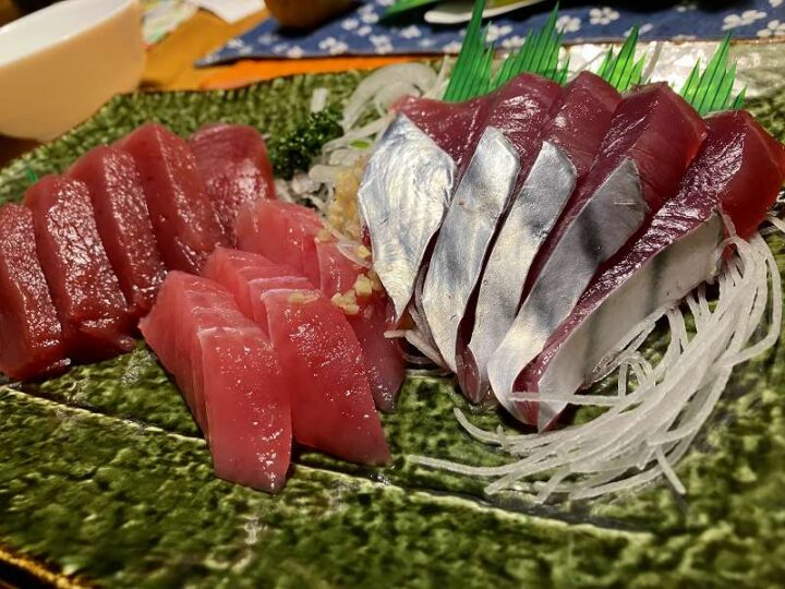 宮崎産カツオ銀皮造りとバチマグロ刺身の盛り合わせ