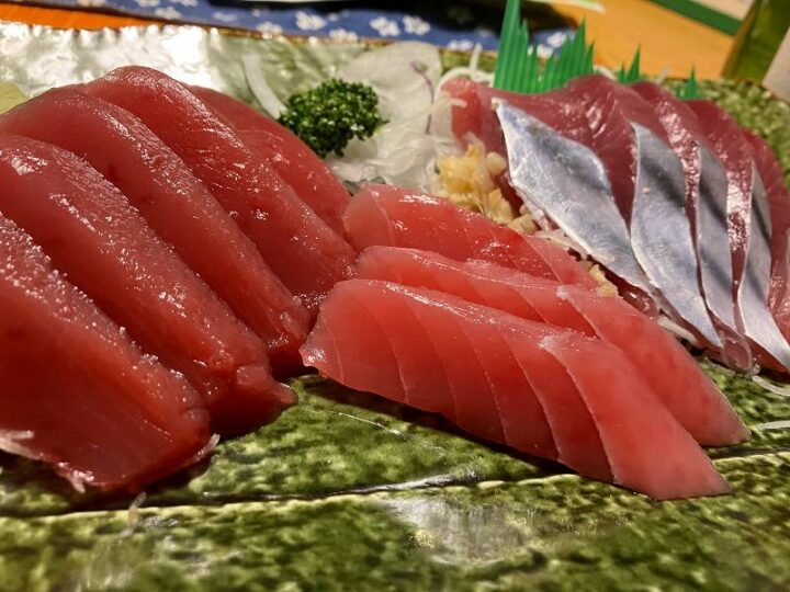 バチマグロ厚切り刺身と角切り刺身の食感違い