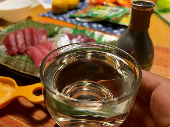 日本酒グラスと宮崎カツオとバチマグロの刺身晩酌