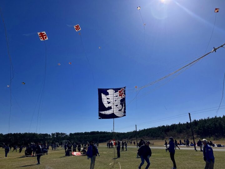 浜松まつり伝承会 曳馬町の凧が青空に揚がる