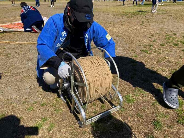 浜松まつり伝承会 糸枠で凧糸を巻く作業