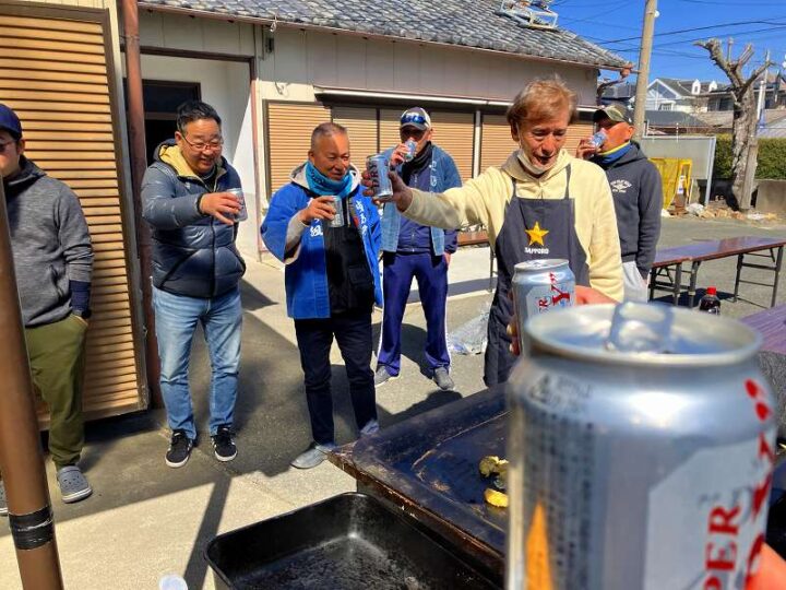 曳馬町衆がBBQで乾杯する様子