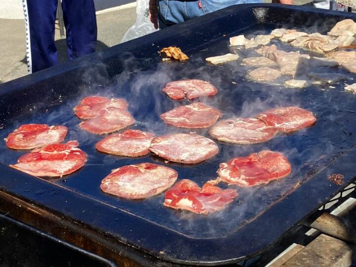 鉄板で焼く牛たんステーキ