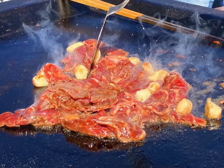 鉄板で焼くガーリック牛肉