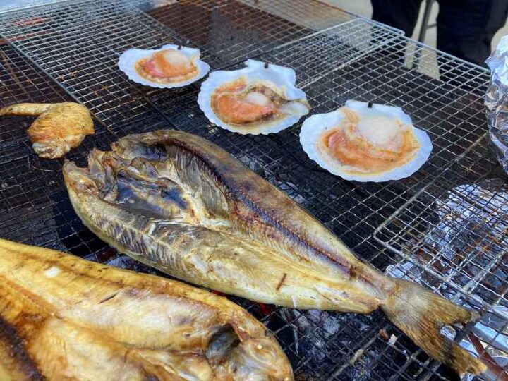 BBQで焼くほっけとホタテ