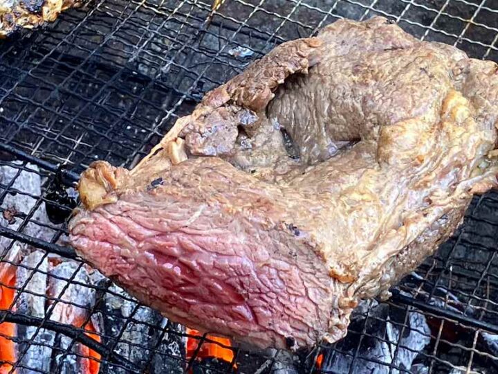 炭火で焼く大きな牛肉ステーキ