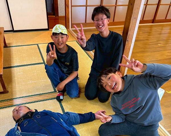 酔いつぶれた大人で遊ぶ子ども達