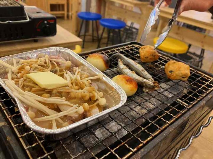 コンロで焼くししゃもと団子と練り物にイカとキノコのワタ焼き