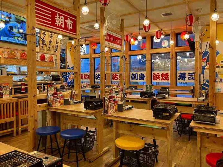 コンロが置かれた磯丸水産の店内テーブル席