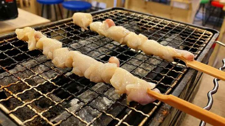 コンロで焼くツブ貝の串焼き