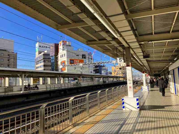 JR浜松駅ホームの朝の風景