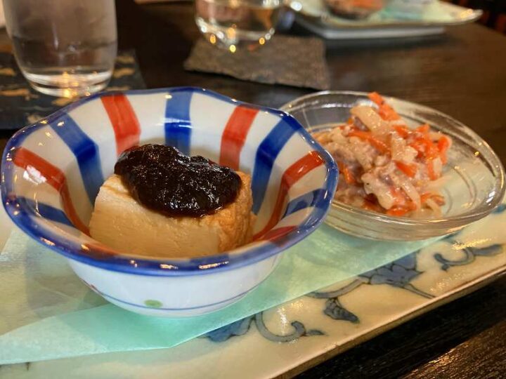 お通しは豆腐ときんぴら。