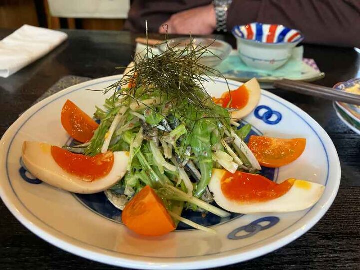 かちりイワシと水菜のサラダ。味玉付きの酒肴。