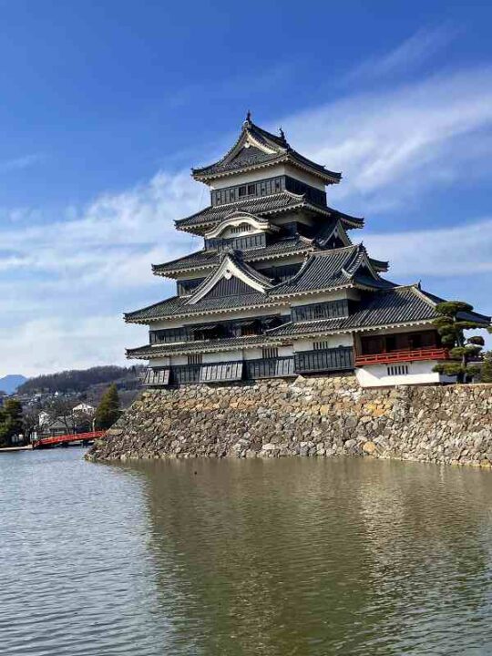 信州呑み鉄とバスの旅で 昼飲みのはしご酒の合間に松本城