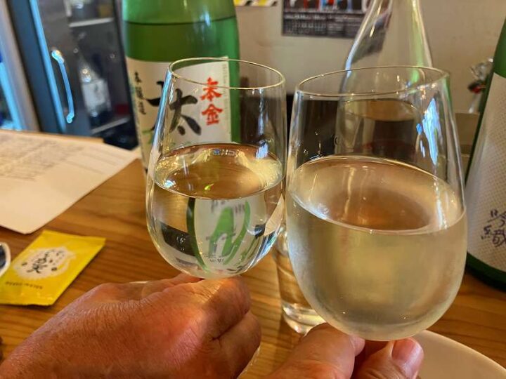 グラスに日本酒を注いで乾杯