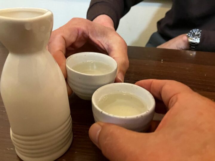 元祖山賊村井店で美須々の日本酒を徳利と猪口で乾杯