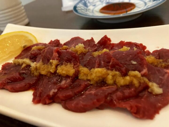 元祖山賊村井店の新鮮な馬刺しに生姜と醤油