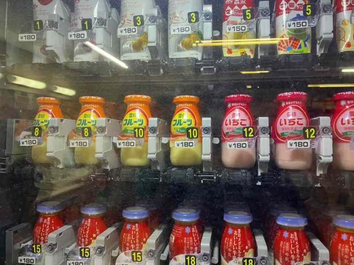 州健康ランド館内の自販機に並ぶ瓶フルーツ牛乳