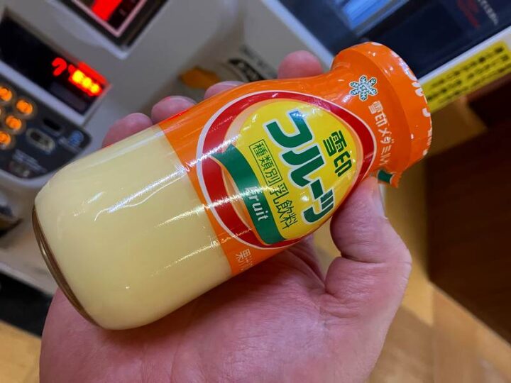 雪印フルーツ牛乳の瓶を手に持つ様子