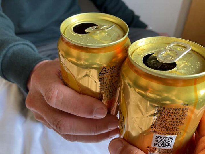 サントリーのハイボール缶で乾杯