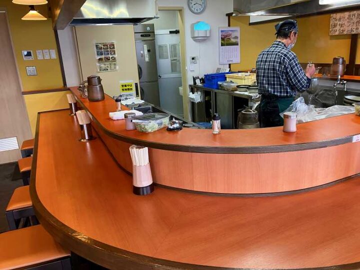 イイダヤ軒 店内カウンターと厨房