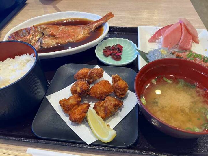 金目鯛の煮つけ定食には、刺身・唐揚げ・ご飯・味噌汁