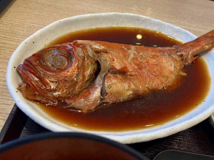 丸ごと一尾の豪快な金目の煮つけ