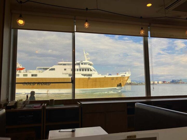 大きな船がゆっくりと入港してくる光景