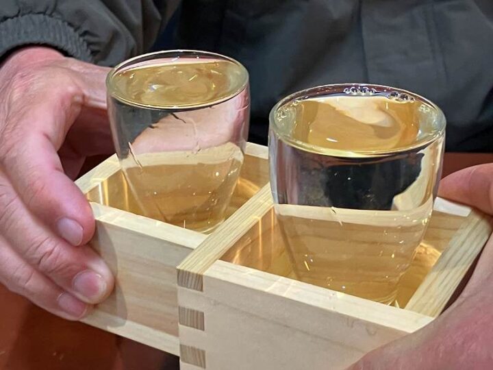 臥竜梅の日本酒を枡付きグラスで提供