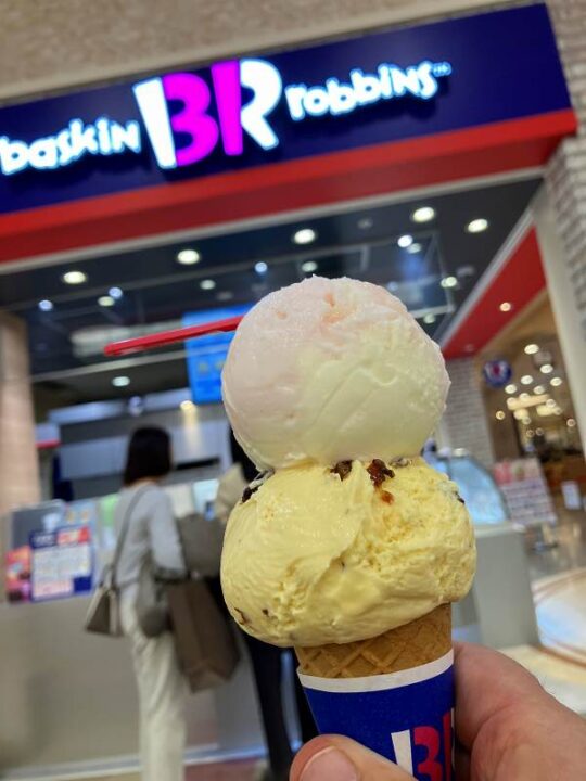 白桃ブランマンジェとラムレーズンのダブルコーン