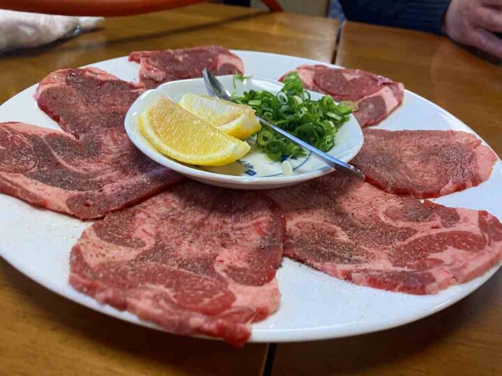 レモンを添えたタン塩