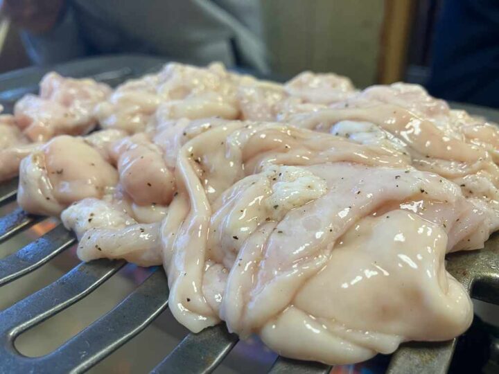 焼き網で焼く里名物の塩ホルモン