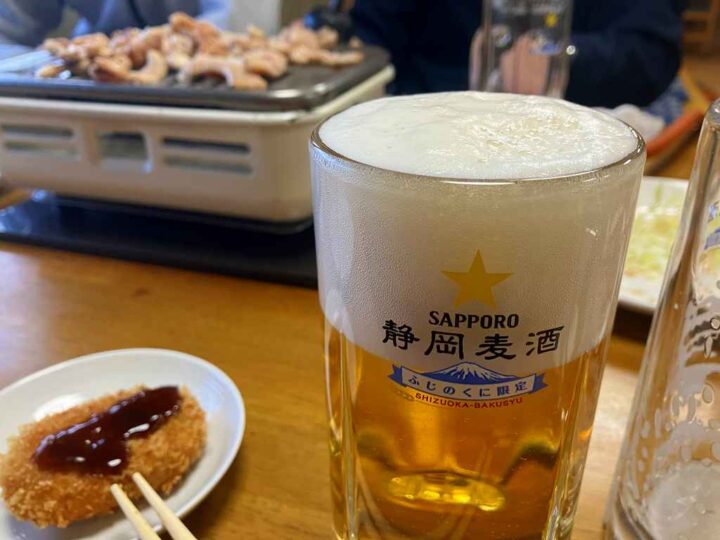 静岡麦酒のジョッキと焼肉店の卓上風景