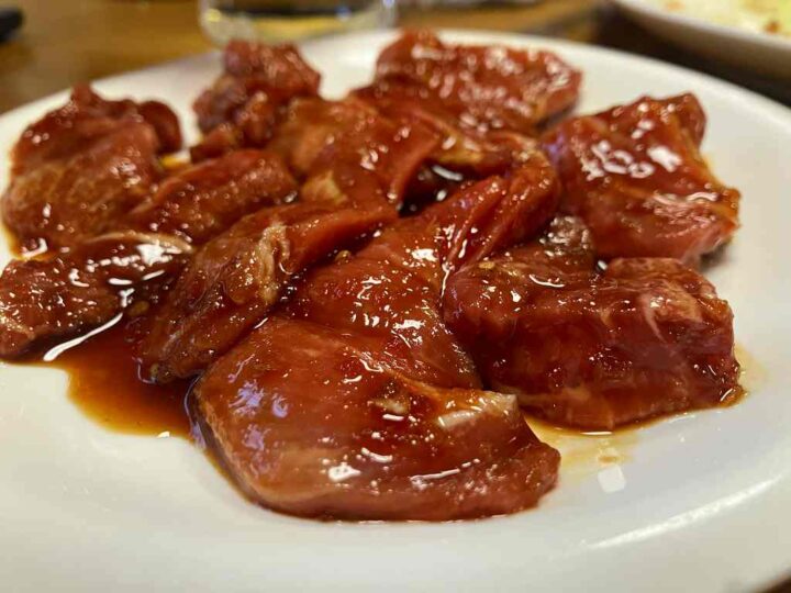 焼き網で焼く豚のかしら肉