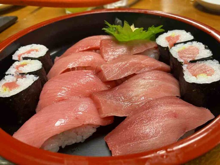 マグロのにぎり寿司と巻き寿司