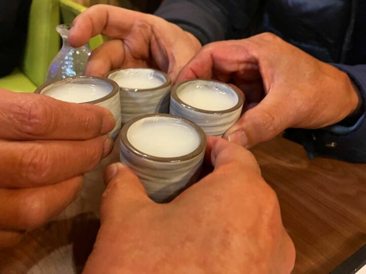 にごり酒で乾杯する様子