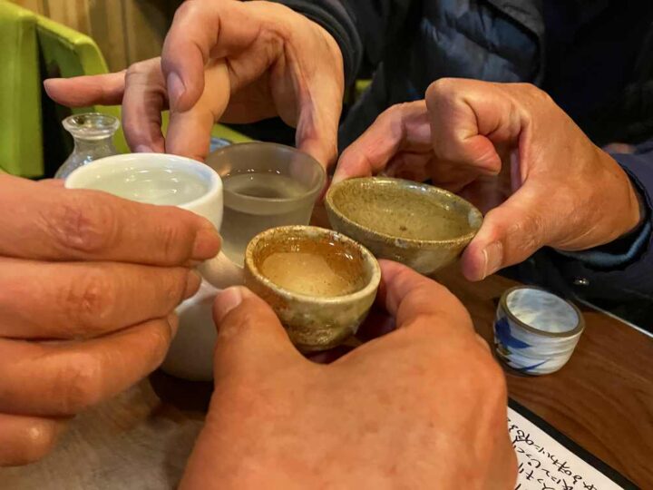 四つのぐい呑みを合わせて乾杯
