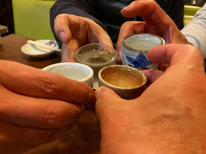 日本酒を囲む二次会の乾杯