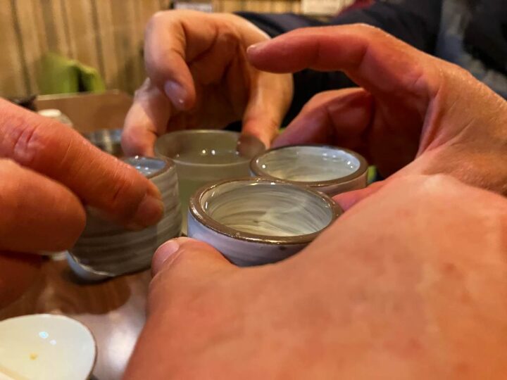 日本酒を囲む二次会の乾杯