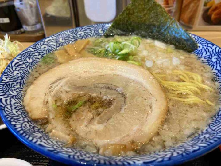 チャーシューが乗った背油醤油ラーメン