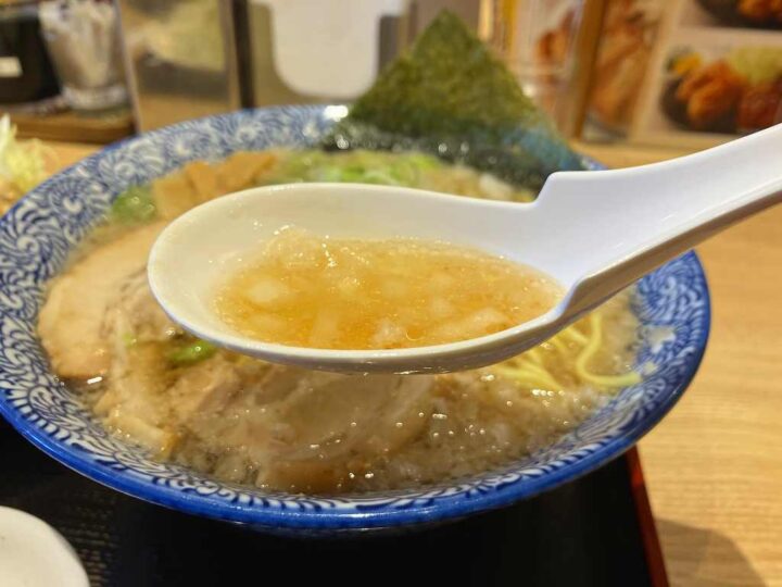 レンゲですくった背脂スープ